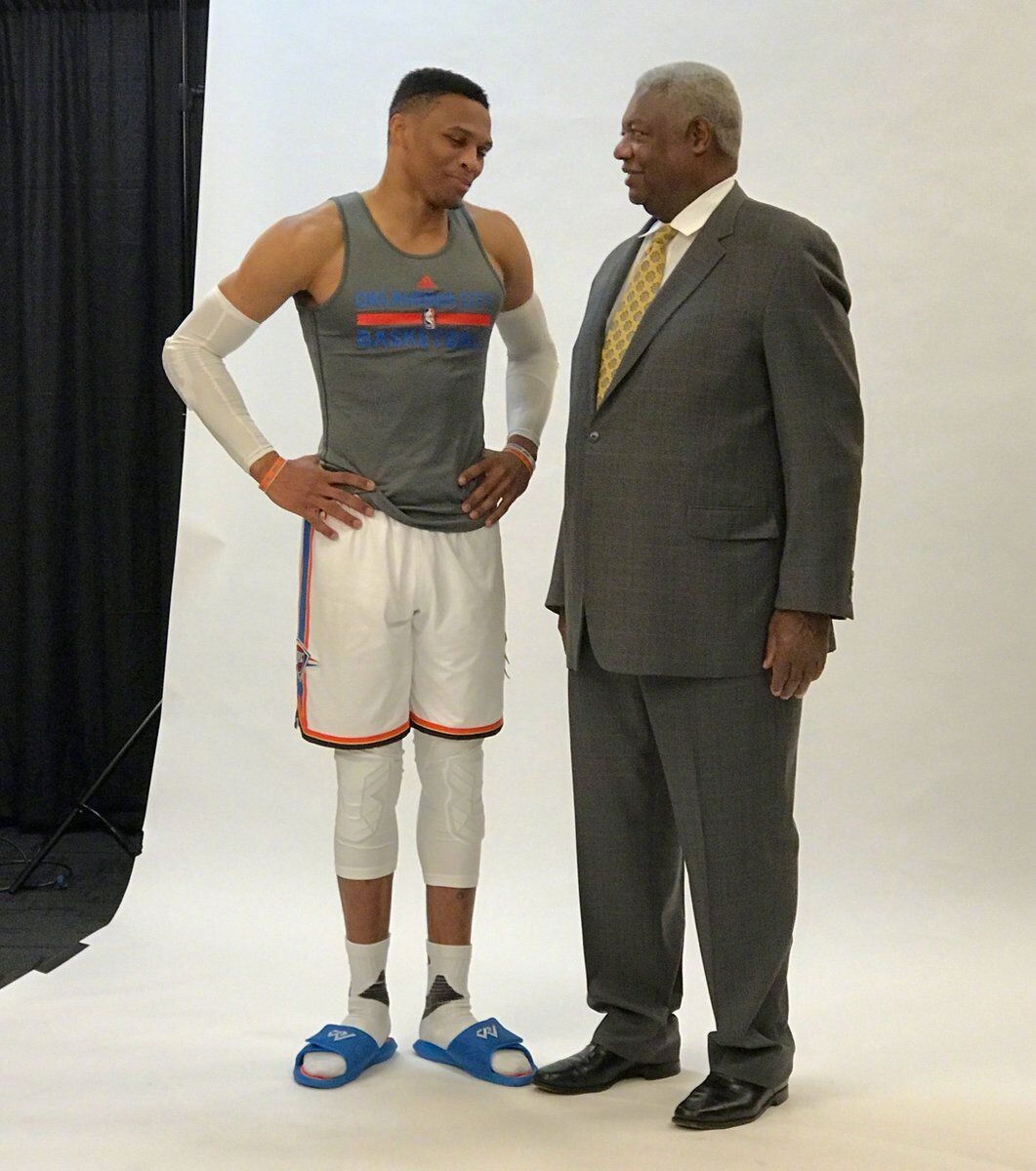 意天空：为预防迈尼昂离队，米兰关注科林蒂安门将乌戈-索萨（意媒：防迈尼昂离队，米兰考察科林蒂安门将乌戈-索萨）