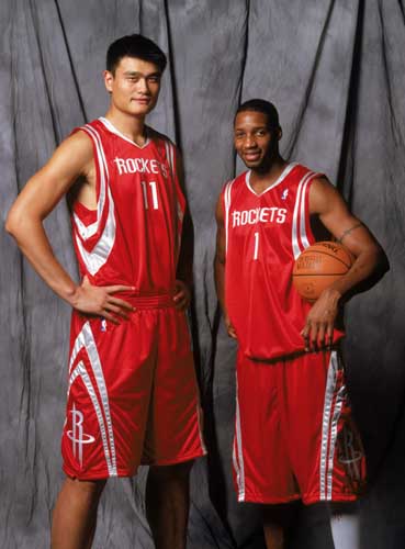 汪涵陪儿子参加马术比赛，嚼槟榔一脸享受，与老婆交替带娃引热议（汪涵现身儿子马术赛场，口嚼槟榔神态惬意，与妻子轮番带娃引发热议）