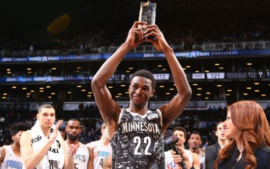 马卡：皇马中场控制力下降，球队传球路线被迫向边路转移（马卡：皇马中场掌控力下滑，出球更多被迫转向两翼）