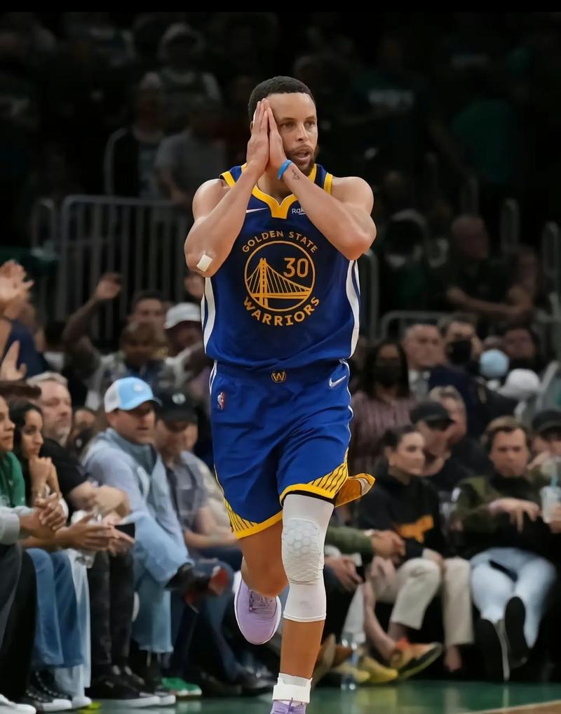 孔萨：凯恩给球队设立标准，那自然而然会激励我们（孔萨：凯恩树立球队标杆，激励着我们）